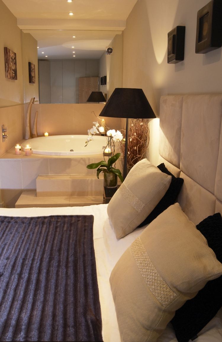 chambre-avec-bain à remous-carrelage-beige-grès-cérame-miroir